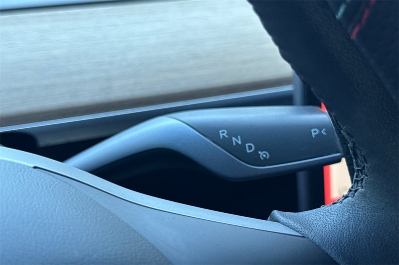 Tesla Model Y Vehicle Full-screen Gallery Image 22