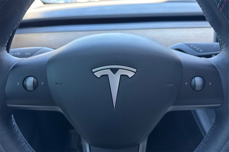 Tesla Model Y Vehicle Full-screen Gallery Image 23