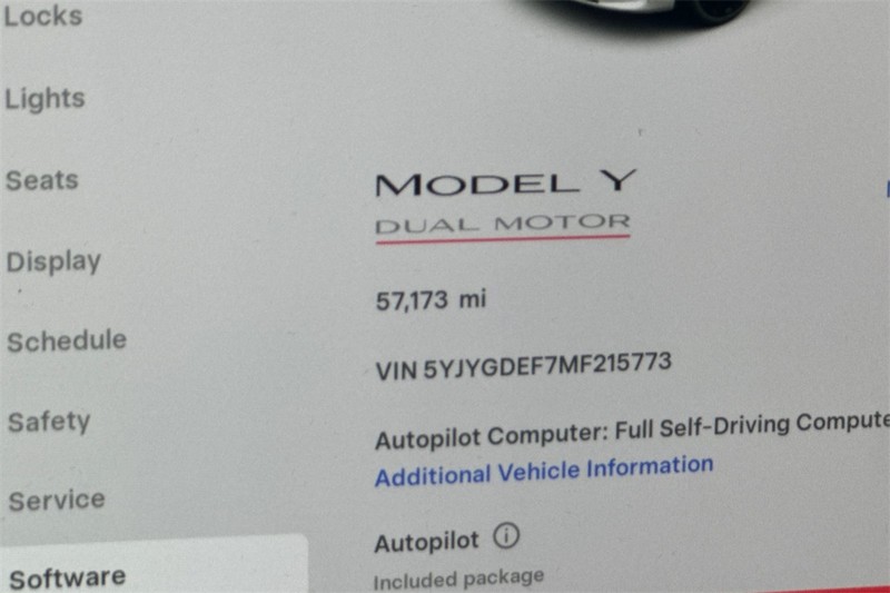 Tesla Model Y Vehicle Full-screen Gallery Image 24