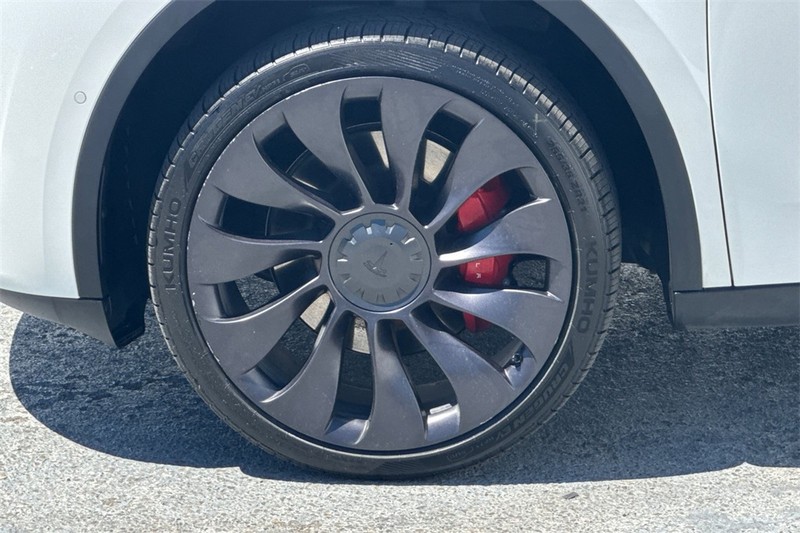 Tesla Model Y Vehicle Full-screen Gallery Image 25