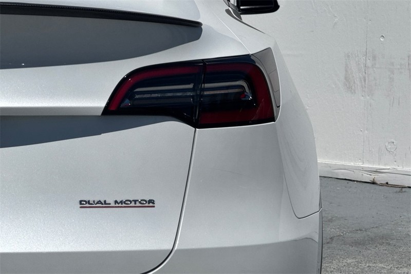 Tesla Model Y Vehicle Full-screen Gallery Image 26