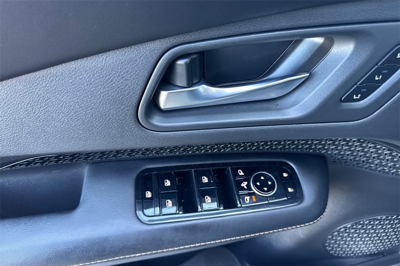 Nissan ARIYA Vehicle Full-screen Gallery Image 11