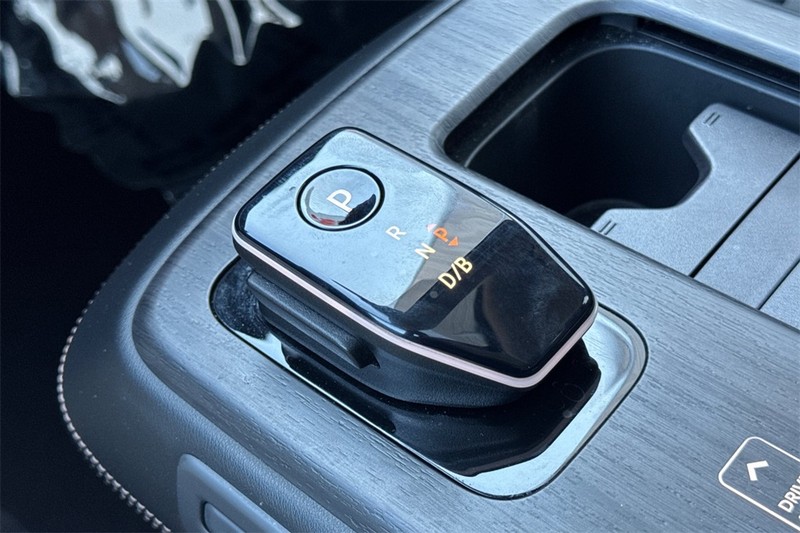 Nissan ARIYA Vehicle Full-screen Gallery Image 22