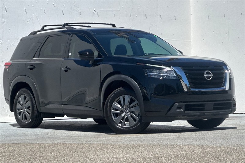 Nissan Pathfinder Vehicle Full-screen Gallery Image 02
