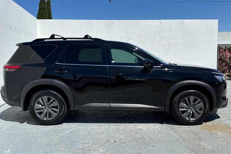Nissan Pathfinder Vehicle Full-screen Gallery Image 03