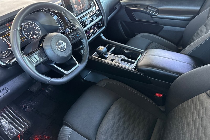 Nissan Pathfinder Vehicle Full-screen Gallery Image 10