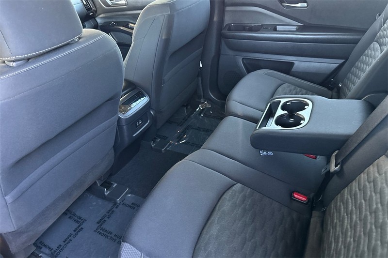Nissan Pathfinder Vehicle Full-screen Gallery Image 12