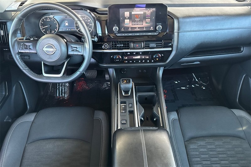 Nissan Pathfinder Vehicle Full-screen Gallery Image 13