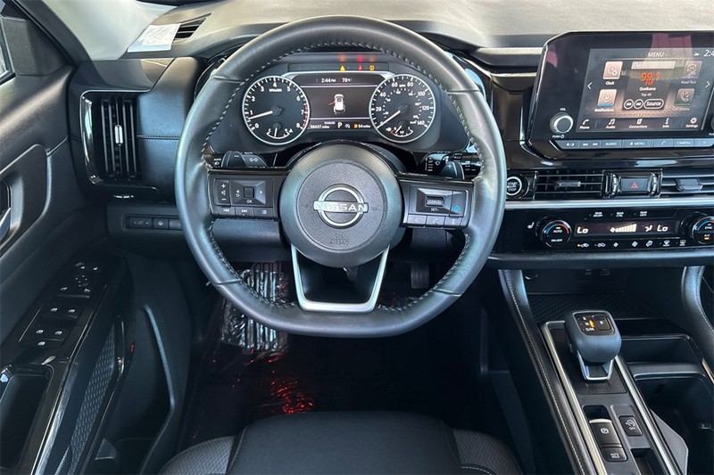 Nissan Pathfinder Vehicle Full-screen Gallery Image 14