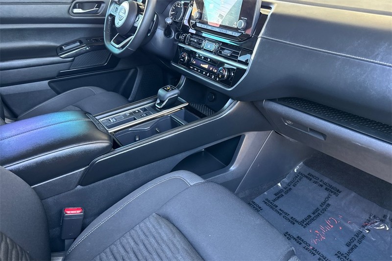 Nissan Pathfinder Vehicle Full-screen Gallery Image 15