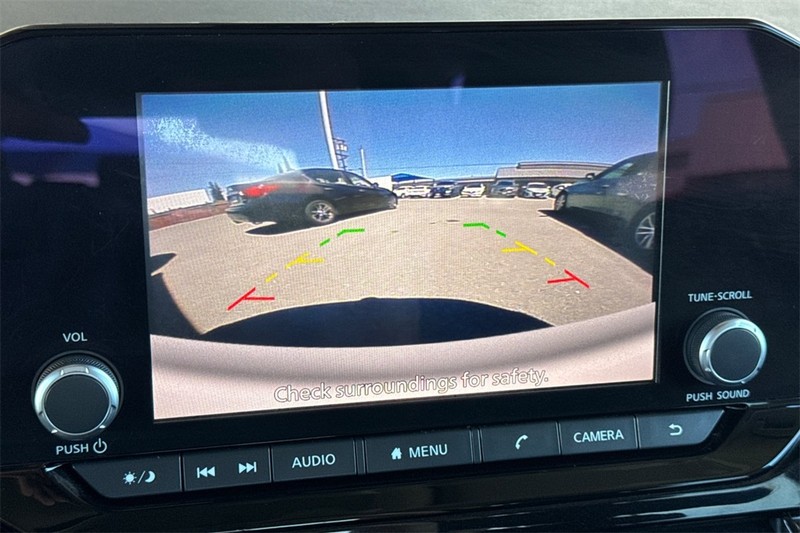 Nissan Pathfinder Vehicle Full-screen Gallery Image 18