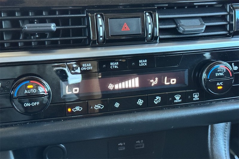 Nissan Pathfinder Vehicle Full-screen Gallery Image 19
