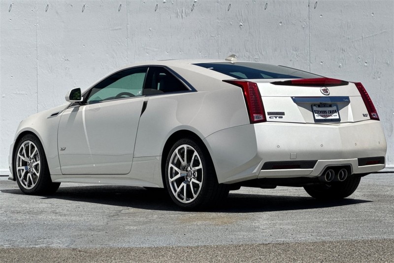 Cadillac CTS-V Coupe Vehicle Full-screen Gallery Image 06