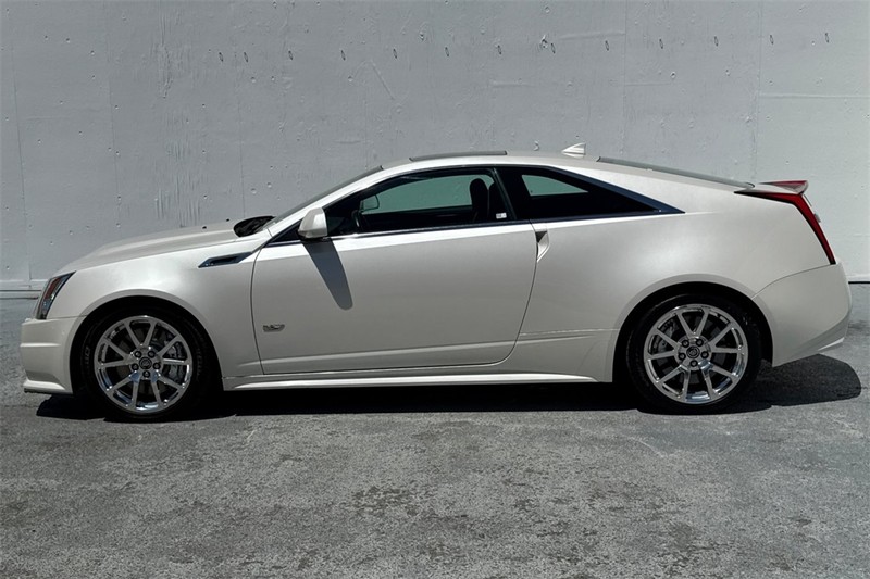 Cadillac CTS-V Coupe Vehicle Full-screen Gallery Image 07