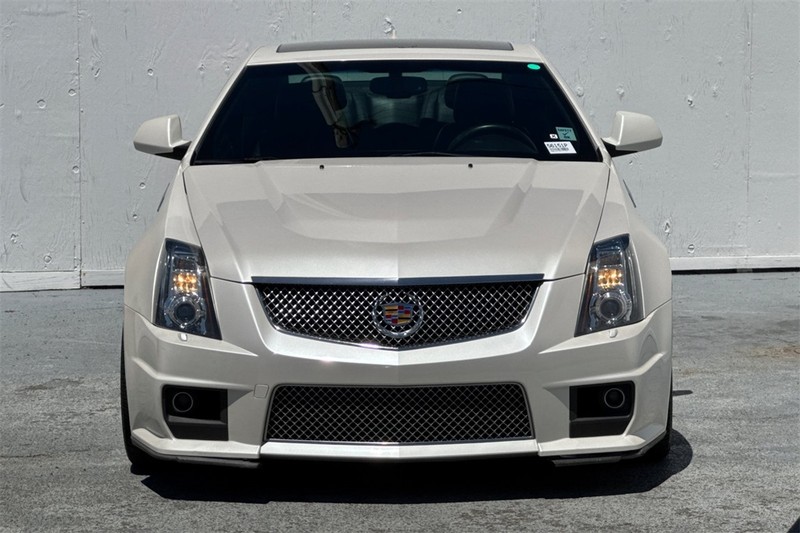 Cadillac CTS-V Coupe Vehicle Full-screen Gallery Image 09
