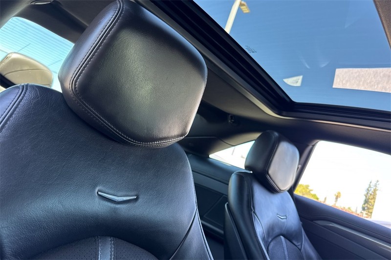 Cadillac CTS-V Coupe Vehicle Full-screen Gallery Image 16