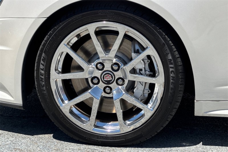 Cadillac CTS-V Coupe Vehicle Full-screen Gallery Image 26