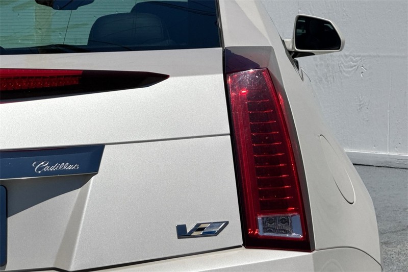 Cadillac CTS-V Coupe Vehicle Full-screen Gallery Image 27