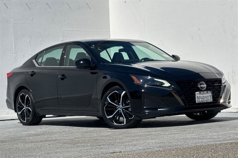 Nissan Altima Vehicle Full-screen Gallery Image 02