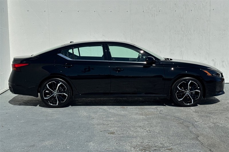 Nissan Altima Vehicle Full-screen Gallery Image 03