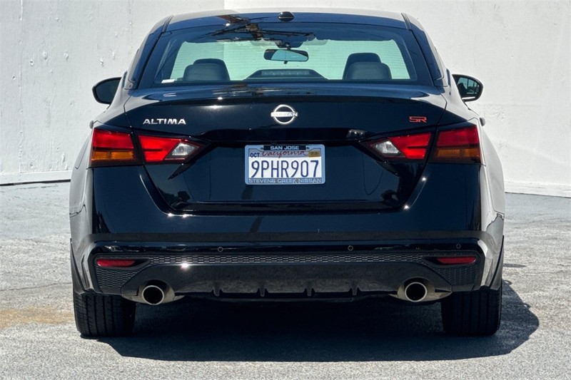 Nissan Altima Vehicle Full-screen Gallery Image 05