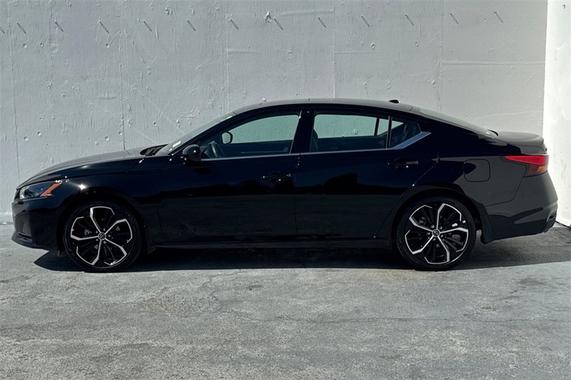 Nissan Altima Vehicle Full-screen Gallery Image 07