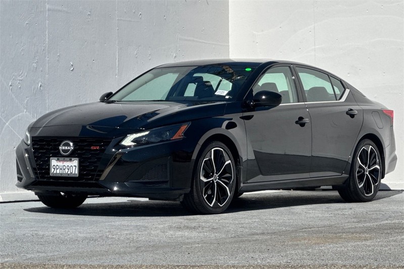 Nissan Altima Vehicle Full-screen Gallery Image 08