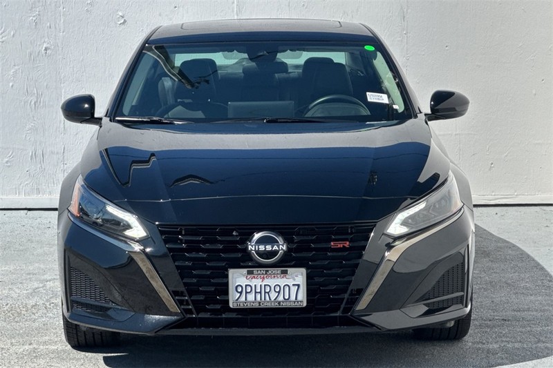 Nissan Altima Vehicle Full-screen Gallery Image 09