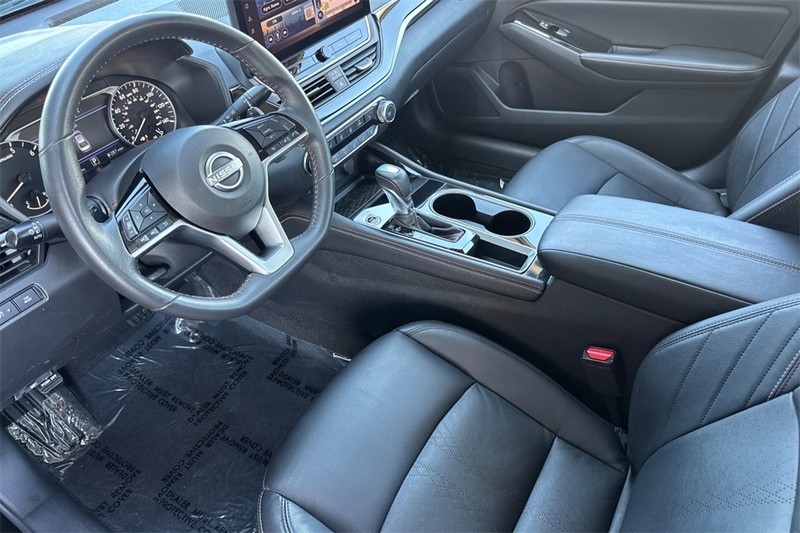 Nissan Altima Vehicle Full-screen Gallery Image 10