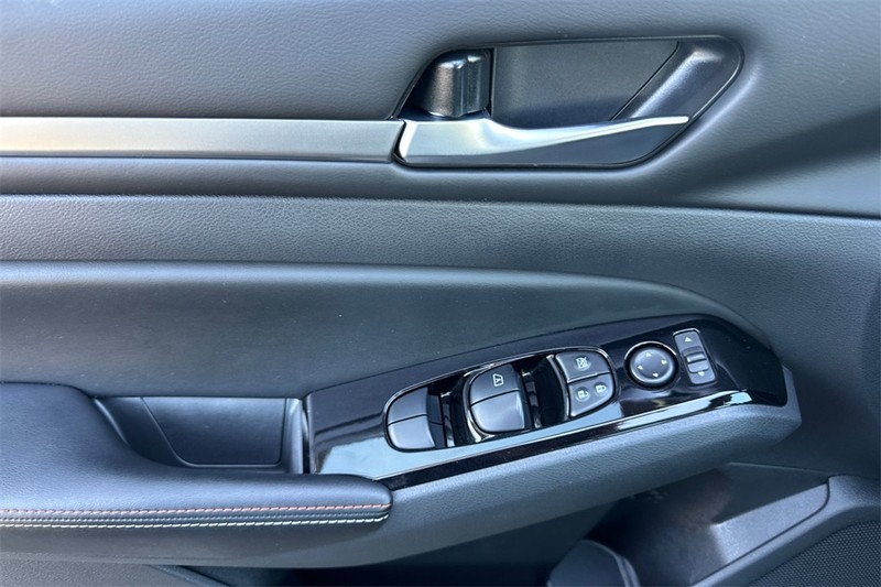 Nissan Altima Vehicle Full-screen Gallery Image 11