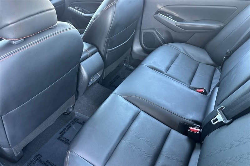 Nissan Altima Vehicle Full-screen Gallery Image 12
