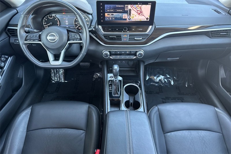 Nissan Altima Vehicle Full-screen Gallery Image 13