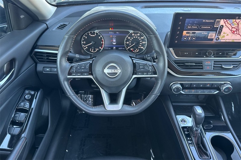 Nissan Altima Vehicle Full-screen Gallery Image 14