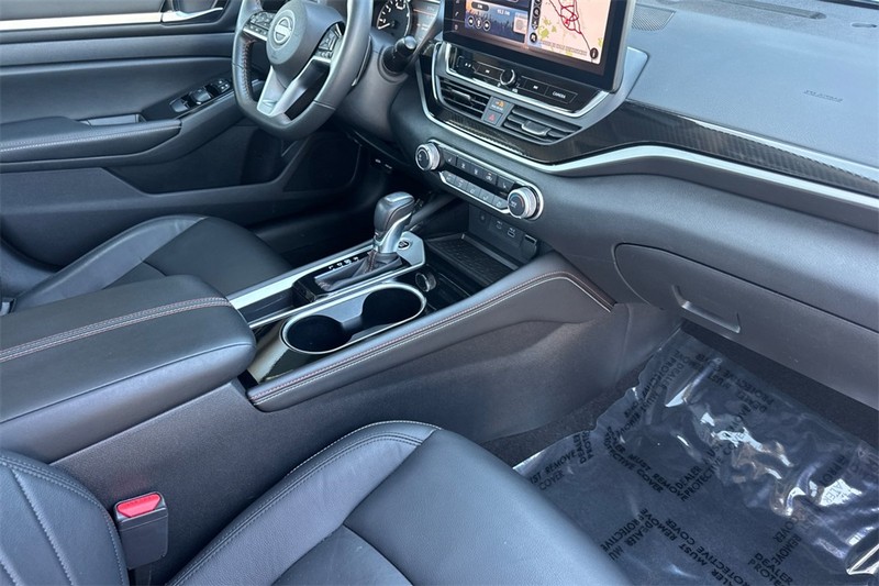 Nissan Altima Vehicle Full-screen Gallery Image 15