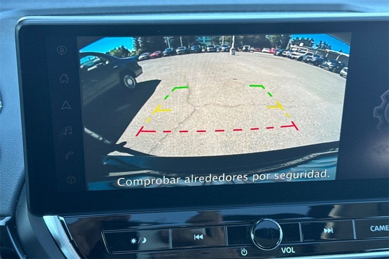 Nissan Altima Vehicle Full-screen Gallery Image 19