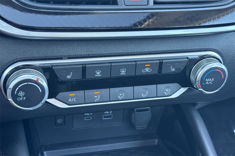 Nissan Altima Vehicle Full-screen Gallery Image 20