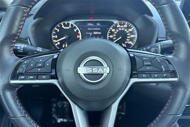 Nissan Altima Vehicle Full-screen Gallery Image 23
