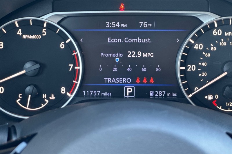 Nissan Altima Vehicle Full-screen Gallery Image 25