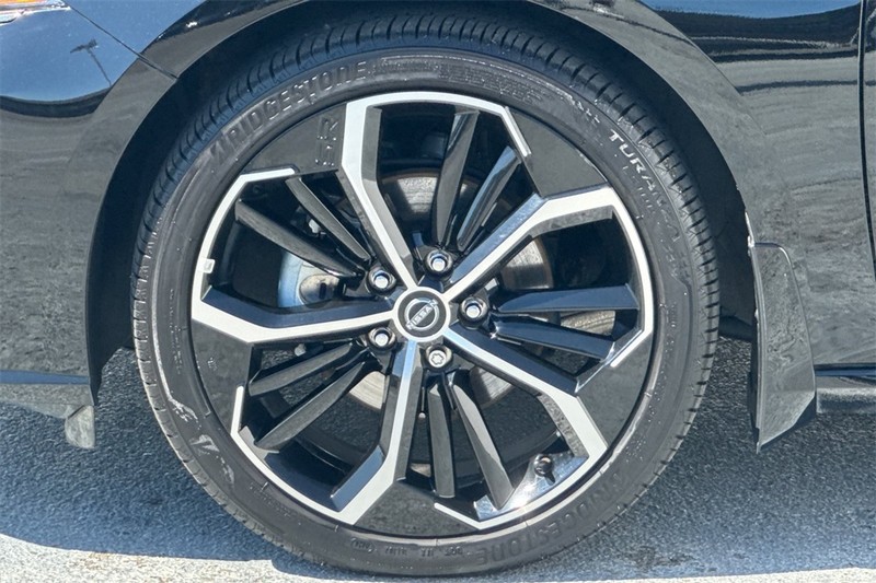 Nissan Altima Vehicle Full-screen Gallery Image 26