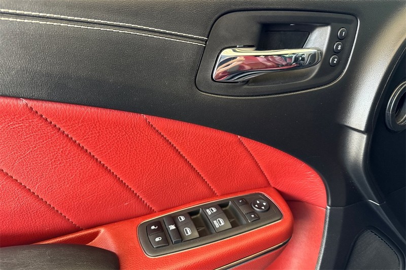 Dodge Charger Vehicle Full-screen Gallery Image 11
