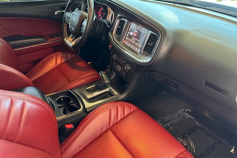 Dodge Charger Vehicle Full-screen Gallery Image 15