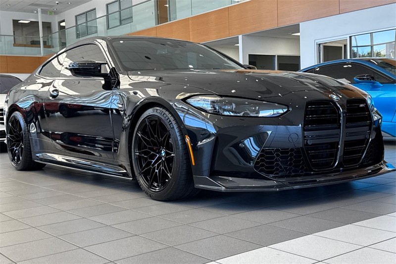 BMW M4 Vehicle Full-screen Gallery Image 02