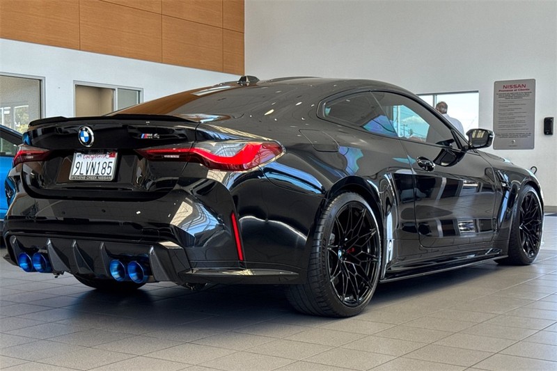 BMW M4 Vehicle Full-screen Gallery Image 04