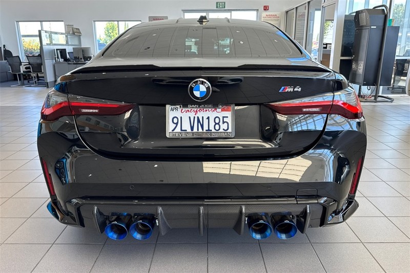 BMW M4 Vehicle Full-screen Gallery Image 05