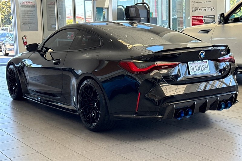 BMW M4 Vehicle Full-screen Gallery Image 06