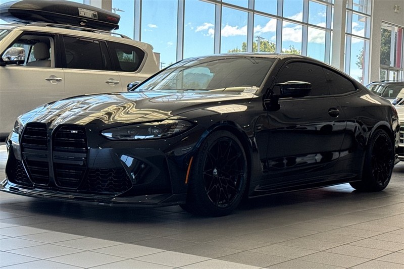 BMW M4 Vehicle Full-screen Gallery Image 08