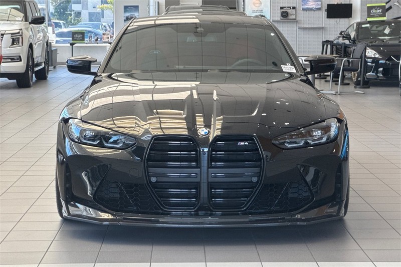 BMW M4 Vehicle Full-screen Gallery Image 09