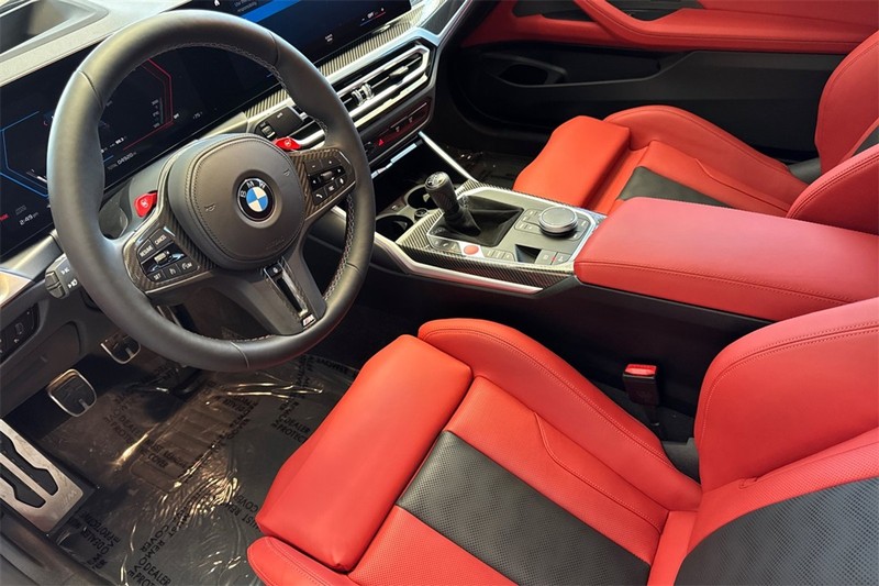 BMW M4 Vehicle Full-screen Gallery Image 10