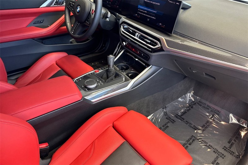 BMW M4 Vehicle Full-screen Gallery Image 15