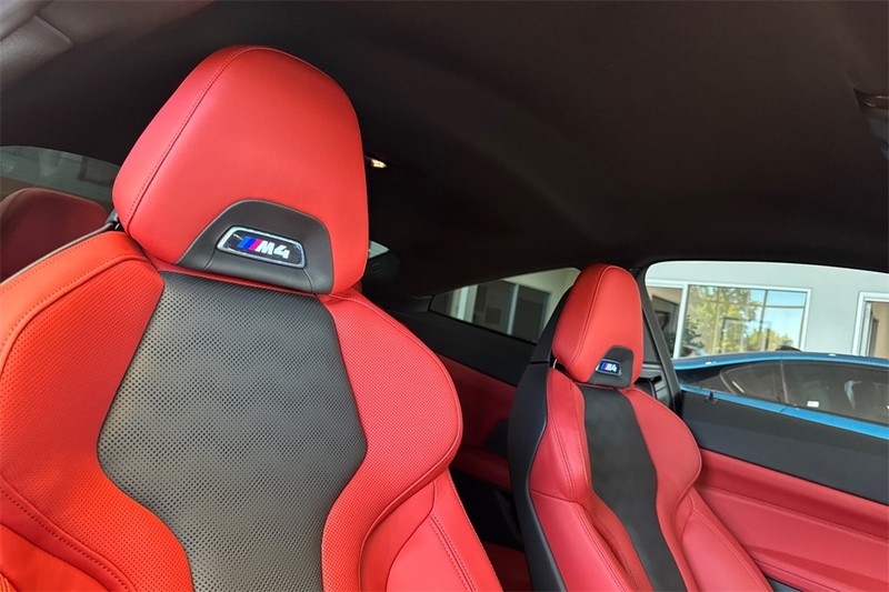 BMW M4 Vehicle Full-screen Gallery Image 16